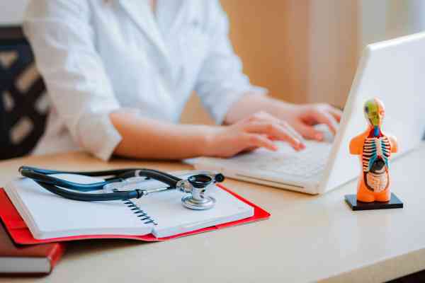 Videosprechstunde beim Arzt: Möglichkeiten und Beschränkungen von Onlinesprechstunden in Hausarztpraxen