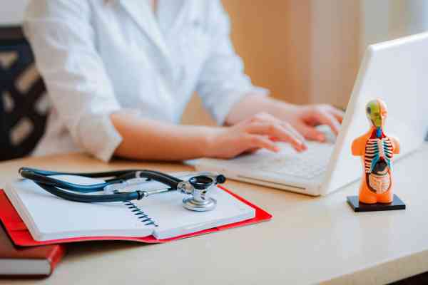 Videosprechstunde beim Arzt: M&ouml;glichkeiten und Beschr&auml;nkungen von Onlinesprechstunden in Hausarztpraxen