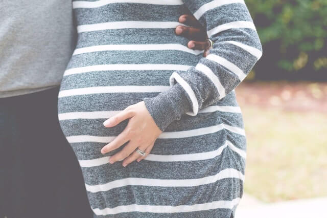 Wiedereinstieg nach der Elternzeit in der Allgemeinmedizin Schwangere Frau